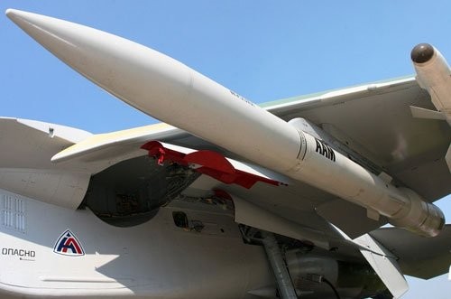 Tên lửa không đối không siêu xa K-100 do Nga chế tạo